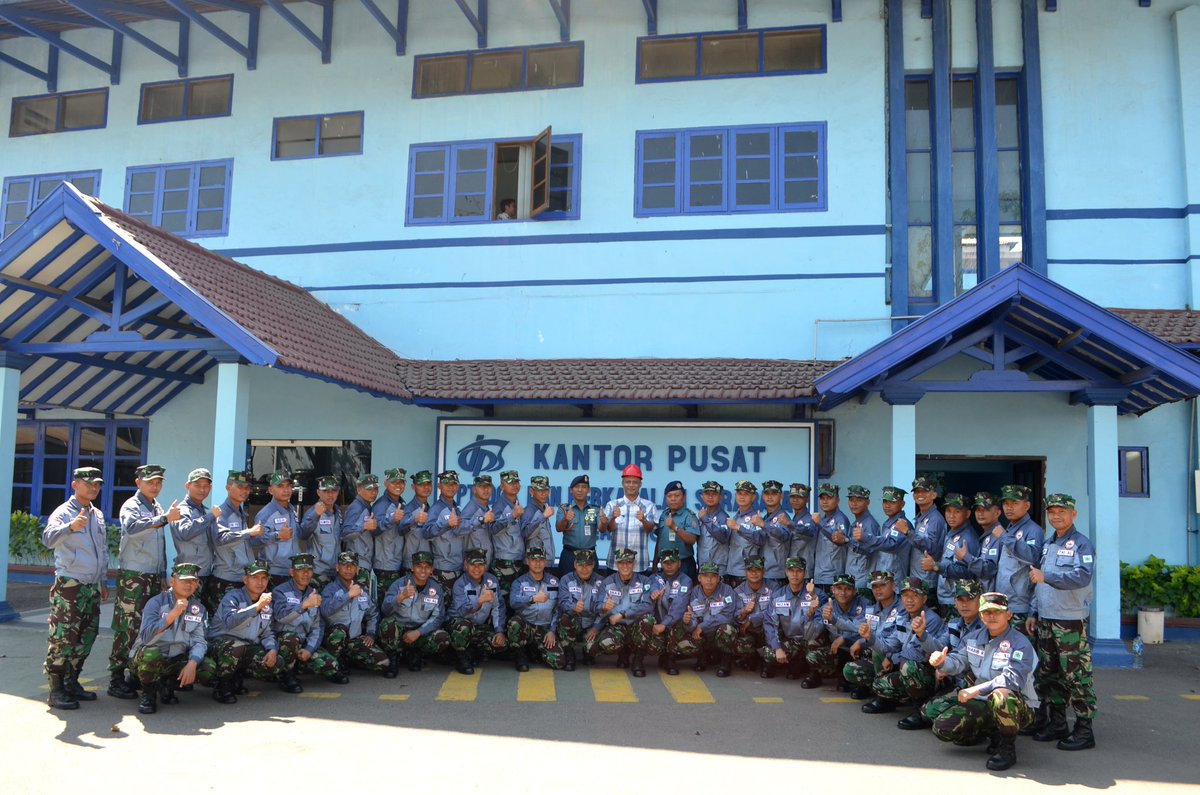 Manager Pemberdayaan, Diklat dan Umum PT DPS (Persero), Bina Samudera menerima kunjungan Siswa DIKTUBA XLVII TA. 2017 dan siswa DIKMABA XXXVII TA. 2017  TNI AL di ruang Diklat Kantor PT DPS (Persero), Jalan Perak Barat No. 433-435, Surabaya, Jumat (4/7).