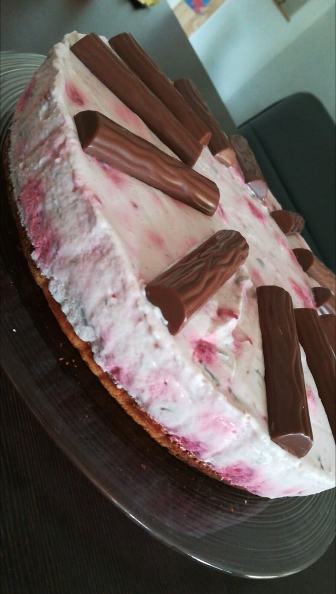 Malzge's tweet photo. @MissKyliee Come over #thecakeisalie https://t.co/Zb6n4CjuPw