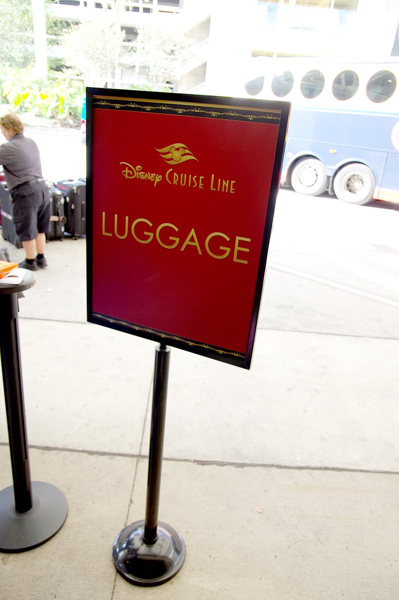 ヒロ バハマ4泊クルーズに乗船です バス受付後は荷物を預けます クルーズ冊子内に入ってるラゲッジタグをしっかり貼り付けましょう ここで預けた荷物はお部屋に届きますが 夕方過ぎまで届かないので 必要なモノは出しておくことを忘れずに Mndcl