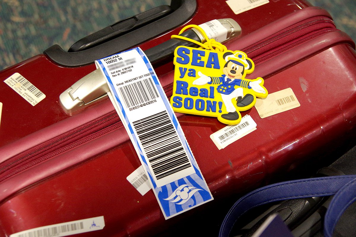 ヒロ バハマ4泊クルーズに乗船です バス受付後は荷物を預けます クルーズ冊子内に入ってるラゲッジタグをしっかり貼り付けましょう ここで預けた荷物はお部屋に届きますが 夕方過ぎまで届かないので 必要なモノは出しておくことを忘れずに Mndcl