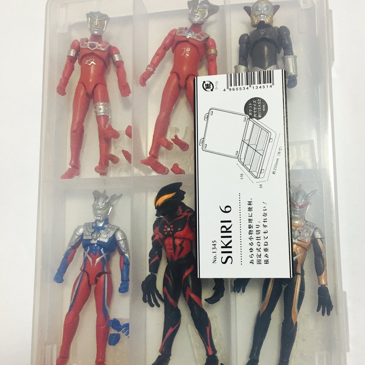 百円のうま セリアで購入 Sikiri 6 公式ケースではないかというぐらいに Shodoウルトラマン にはピッタリ 創動仮面ライダービルドは 入らなくもないがややキツめでした 未開封の食玩をガシガシ開けて このケースに収納したら若干お部屋スッキリしま