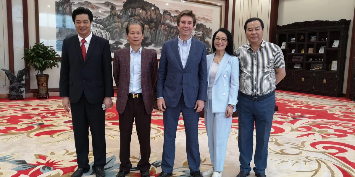 hurunrupert's tweet photo. Shenzhen with entrepreneurs club chairnan Chen Hongtian, healthcare pioneer Wang Lan, school owner Miao Shouliang, and then at the home of TCM giant Kangmei founders Ma Xingtian and wife. So much opportunity around, despite the worries from the US china trade wars. https://t.co/fnGZmkzT1c
