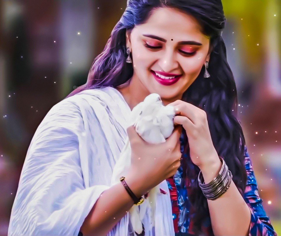 AnushkaShettyTM's tweet photo. Chanchala 😍💖
.
.
.
.
Bhaagamathie 😘❤
.
.
.
.
#AnushkaShetty #sweetyshetty #BlockbusterBhaagamathie #tollywoodactress https://t.co/N40zXFXXQe