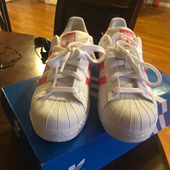 LuciLeach4's tweet photo. So good I had to share! Check out all the items I'm loving on @Poshmarkapp #poshmark #fashion #style #shopmycloset #talbots #adidas #aerie: https://t.co/cbBEGxdm5B https://t.co/KslgLFIauX