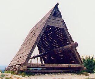 攻城兵器　破城槌 破城槌（はじょうつい)：城門や城壁を破壊、突破する攻城兵器で古代