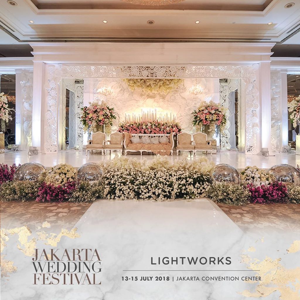 The right lighting will be able to turns your wedding venue from ordinary to something spectacular. Just take a look at the magic that <a href="/lightworks/">Light Works</a>.id did on this wedding set-up. Looks amazing, isnt' it? Visit their booth to see their offers at #JWF2018 on 13-15 July 2018 at JCC
