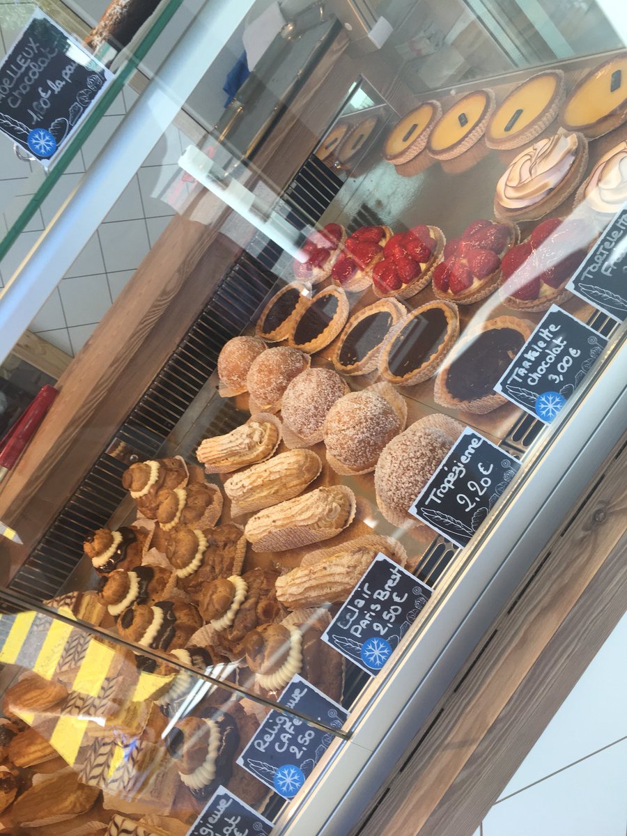 Cazdoestweets's tweet image. A story, in pictures, of how I wonder how I manage to put on weight on holidays .... 🙄

#getinmabelly #lovefood