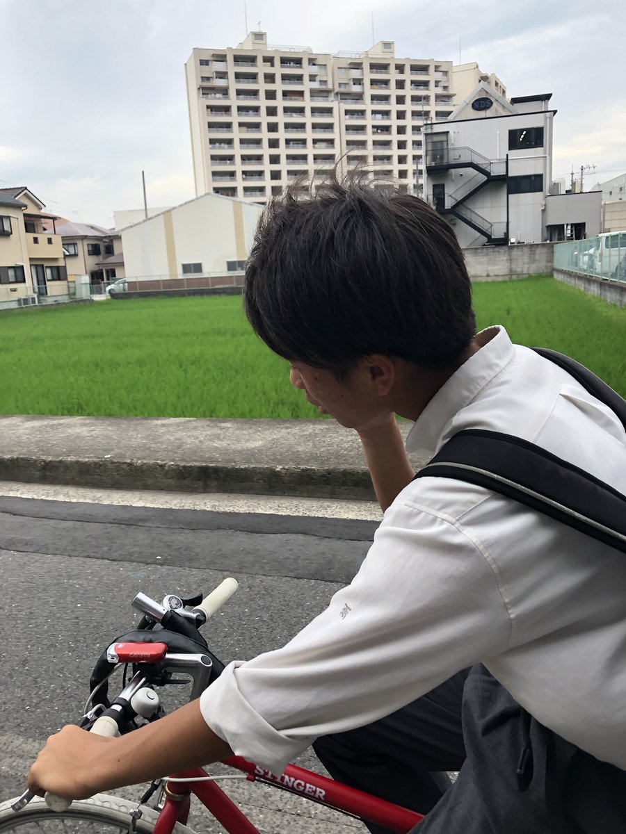 0521born's tweet photo. 帰りにまた自転車パンクしてて泣きそうになっているモナカ https://t.co/7rLfPfefsv