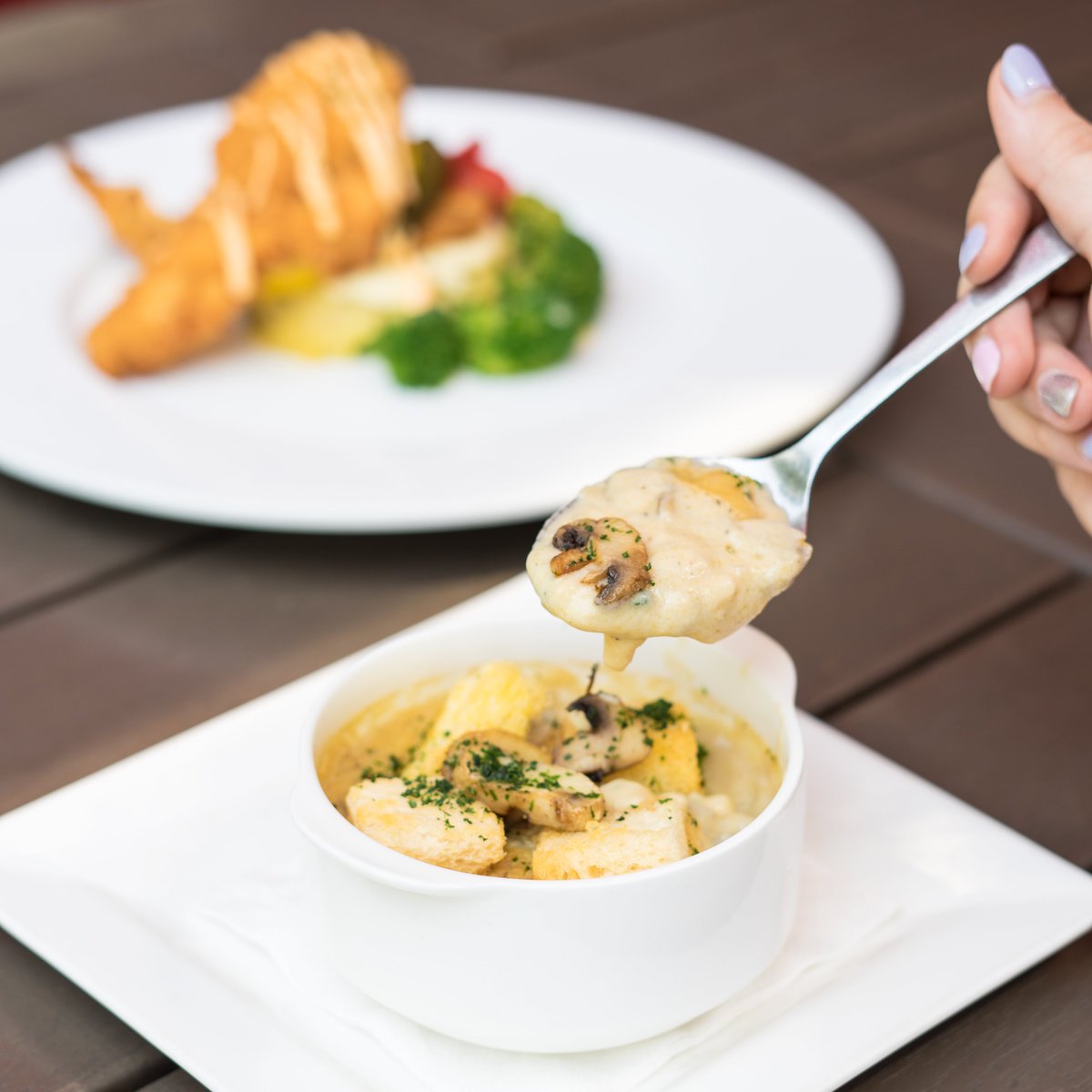 TGIFIndonesia's tweet photo. Hangatnya krim sup yang di campur dengan jamur, sangat pas untuk menjadi moodbooster kamu di hari Rabu ini. Nikmati juga dengan 1 menu utama dan 1 ice tea yang termasuk dalam #TWOCOURSEMEAL hanya dengan 159K. Ayo datang ke TGI Fridays sekarang juga! https://t.co/T27bDGXIsp