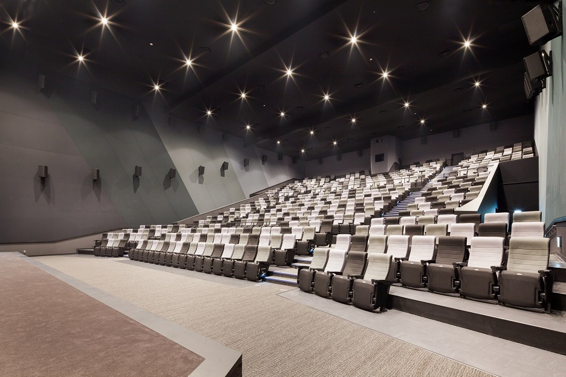 イオンシネマ シアタス調布 中に入るとまず目に飛び込んでくるのは タテ約9ｍ ヨコ約18 7ｍの特大スクリーン 初めてご来場のお客さまの デカッ っという声を聞くことが密かな楽しみ 座席はあくまで個人の好みですが E列がオススメです 前方よりに