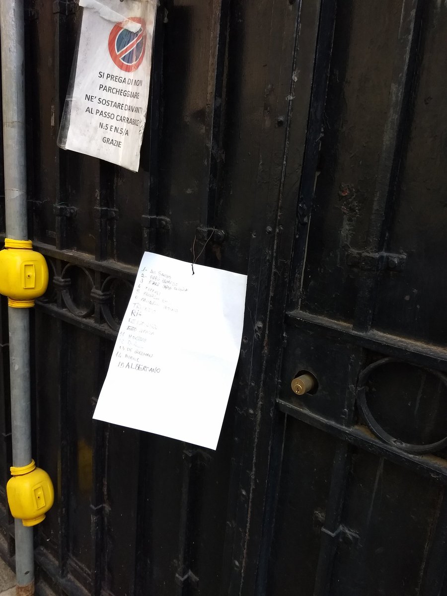 LauraPiasini's tweet photo. Roma, centro vaccinale di Via Ovidio...15 persone in fila con bambini neonati per i vaccini obbligatori...il Ministro lo sa? https://t.co/P31WSzFelt