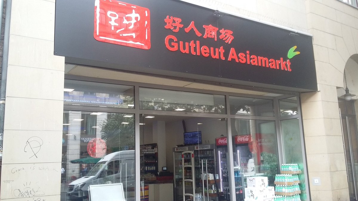 bookpunks's tweet image. This isn't going to mean much to anyone but US-American expats in Germany who bake BUT AFTER 13 YEARS I'VE FINALLY FOUND A STORE SELLING BROWN SUGAR IN FRANKFURT. (On Kaiserstr. Sugar is labeled as Black Sugar.) #lifeingermany #expatingermany #germany #bakingabroad