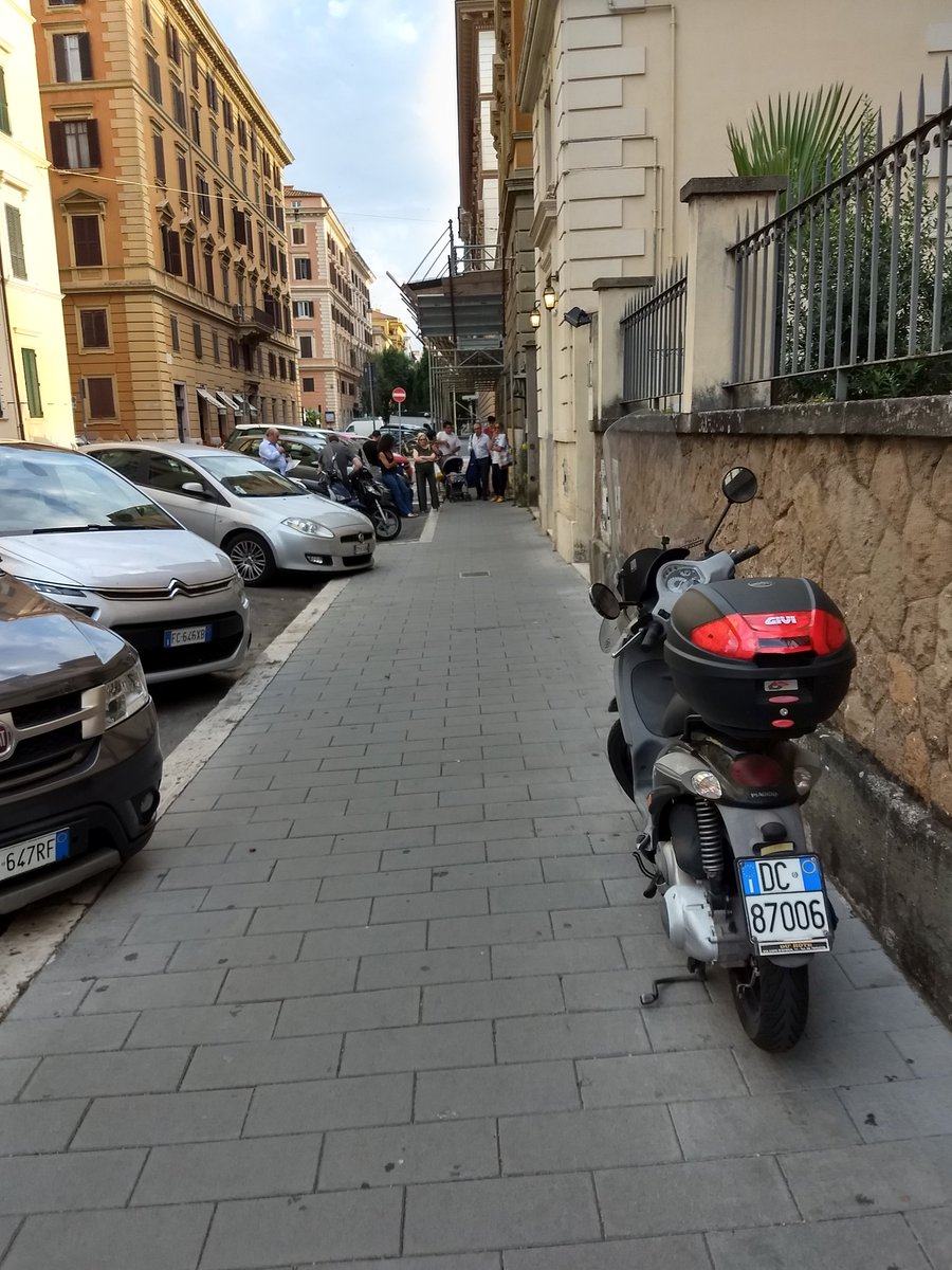 LauraPiasini's tweet photo. Roma, centro vaccinale di Via Ovidio...15 persone in fila con bambini neonati per i vaccini obbligatori...il Ministro lo sa? https://t.co/P31WSzFelt