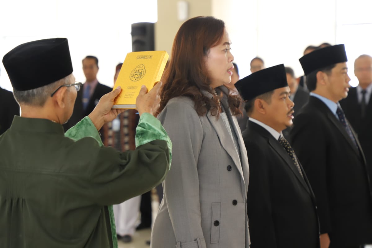 BudidayaKKP's tweet photo. Selamat atas pelantikan Bapak Ir. Mimid Abdul Hamid, https://t.co/lip7MXw1E9 sebagai Direktur Pakan dan Obat Ikan, Direktorat Jenderal Perikanan Budidaya oleh Menteri Kelautan dan Perikanan Ibu Susi Pudjiastuti. @susipudjiastuti @s_soebjakto https://t.co/Fee5LSPiJm