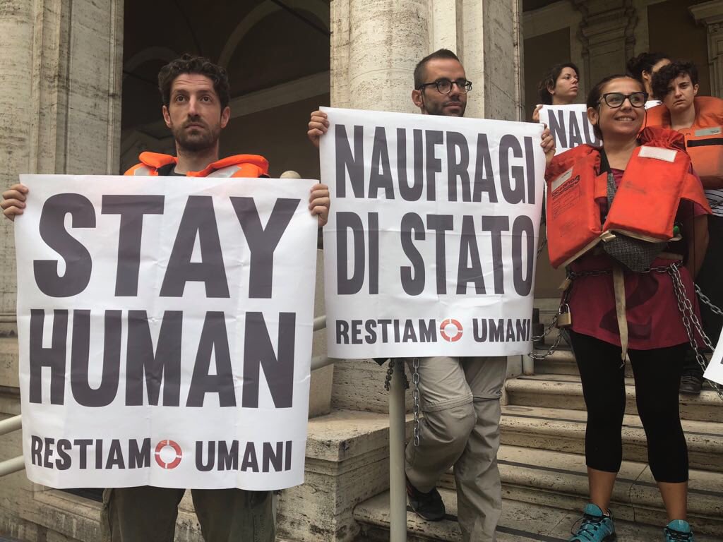 Greenpeace_ITA's tweet photo. Dal mese di giugno 1 persona su 7 muore nel Mediterraneo in seguito alla chiusura dei porti. #RestiamoUmani: il salvataggio delle persone è un principio etico, non può e non deve avere colore politico. #NaufragiDiStato https://t.co/jEuiQUqbWJ