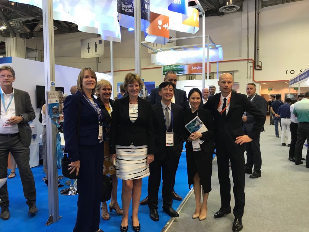 Day 3 of #SIWW2018 witnessed the signing of urbanfarmingpartners.sg and HSL and more #circular #economy examples and I keep returning to the #netherlands #water pavilion. Meet-ups Mayor Aboutaleb and dr Khoo of @LiveableCC and Minister <a href="/LawrenceWongST/">Lawrence Wong</a>