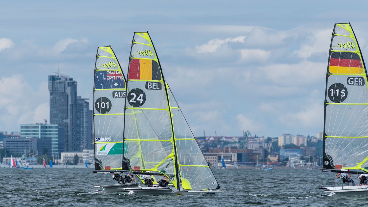 49er-Team <a href="/LefebvreYannick/">Yannick Lefebvre</a> met <a href="/TomPelsmaekers/">Tom Pelsmaekers</a> blijft stijgen in de ranking op het Europeeskampioenschap! Na drie dagen staan ze op de 22ste plaats. Bij de #WWSVOlympic #Sportersbelevenmeer #Pitpoint #gottifredimaffioliequipped #ICoats #Teambelgium
