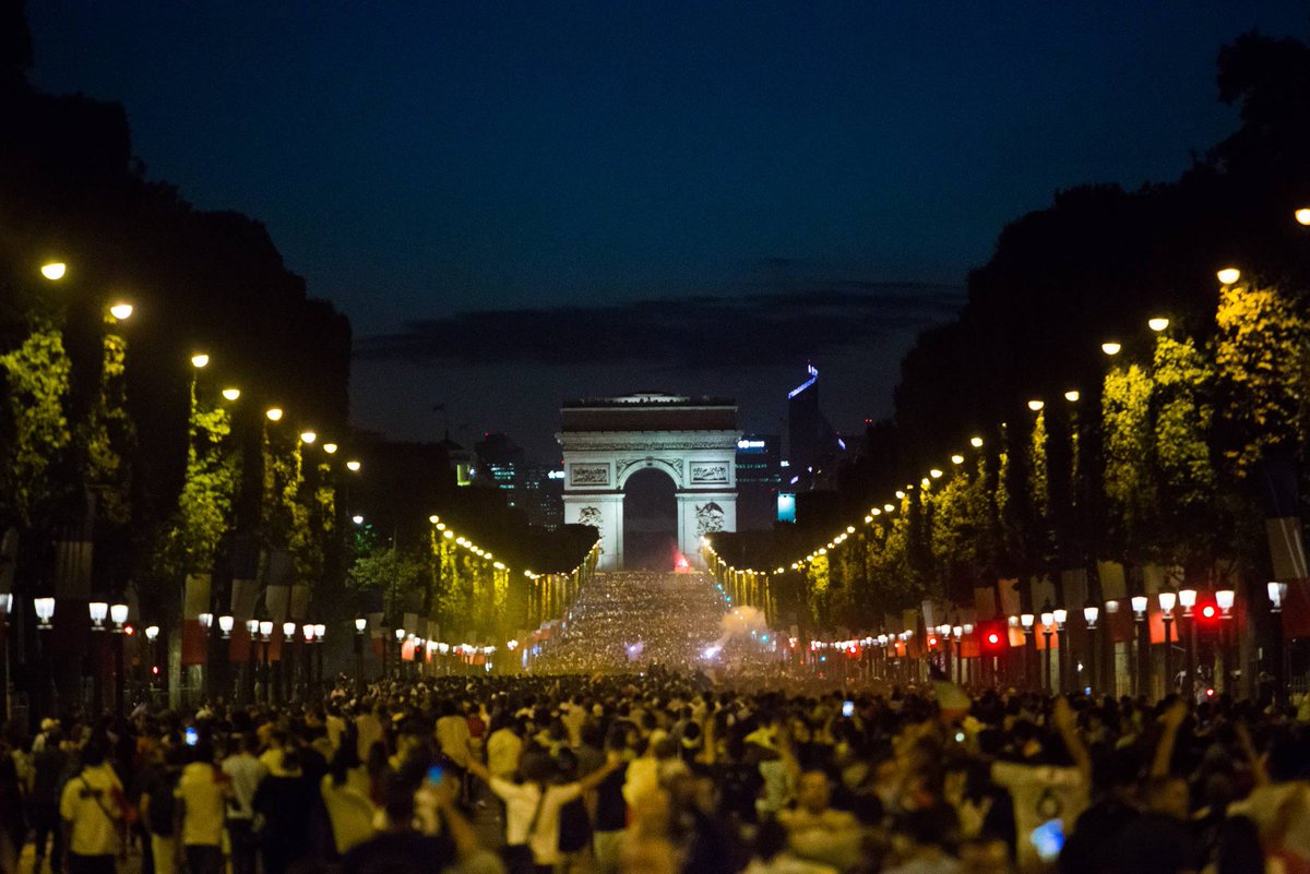 Paris's tweet image. S&apos;endormir la tête dans les étoiles et se réveiller sur un petit nuage ❤ 

Merci à toutes et à tous pour cette nuit magique dans nos rues. Merci les Bleus 🇫🇷 #FiersdetreBleus