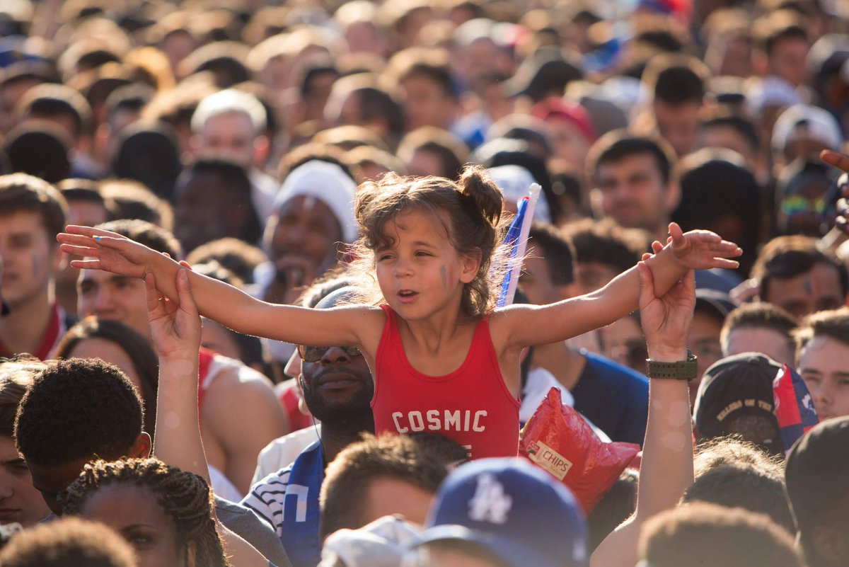 Paris's tweet image. S&apos;endormir la tête dans les étoiles et se réveiller sur un petit nuage ❤ 

Merci à toutes et à tous pour cette nuit magique dans nos rues. Merci les Bleus 🇫🇷 #FiersdetreBleus