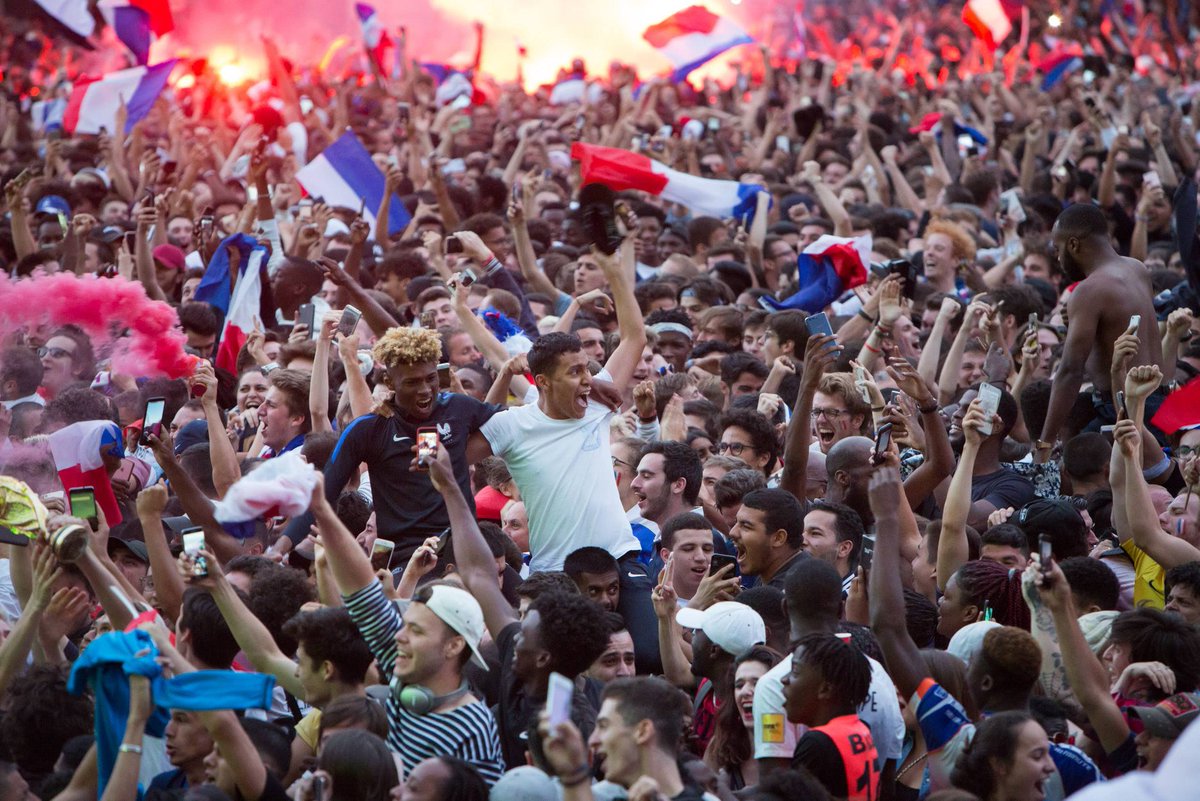 Paris's tweet image. S&apos;endormir la tête dans les étoiles et se réveiller sur un petit nuage ❤ 

Merci à toutes et à tous pour cette nuit magique dans nos rues. Merci les Bleus 🇫🇷 #FiersdetreBleus