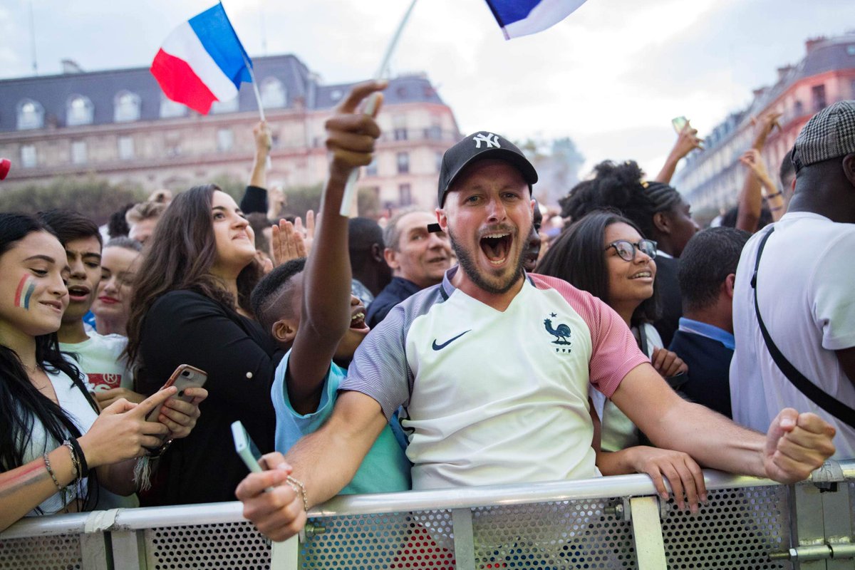 Paris's tweet image. S&apos;endormir la tête dans les étoiles et se réveiller sur un petit nuage ❤ 

Merci à toutes et à tous pour cette nuit magique dans nos rues. Merci les Bleus 🇫🇷 #FiersdetreBleus