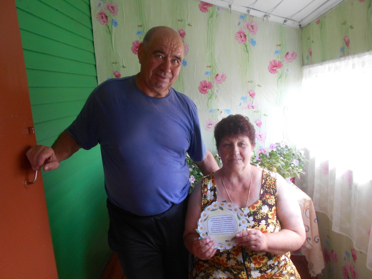 В выходные в д. Панино работники КДК провели акцию посвященную Дню семьи любви и верности. Поздравили с этим праздником жителей деревни