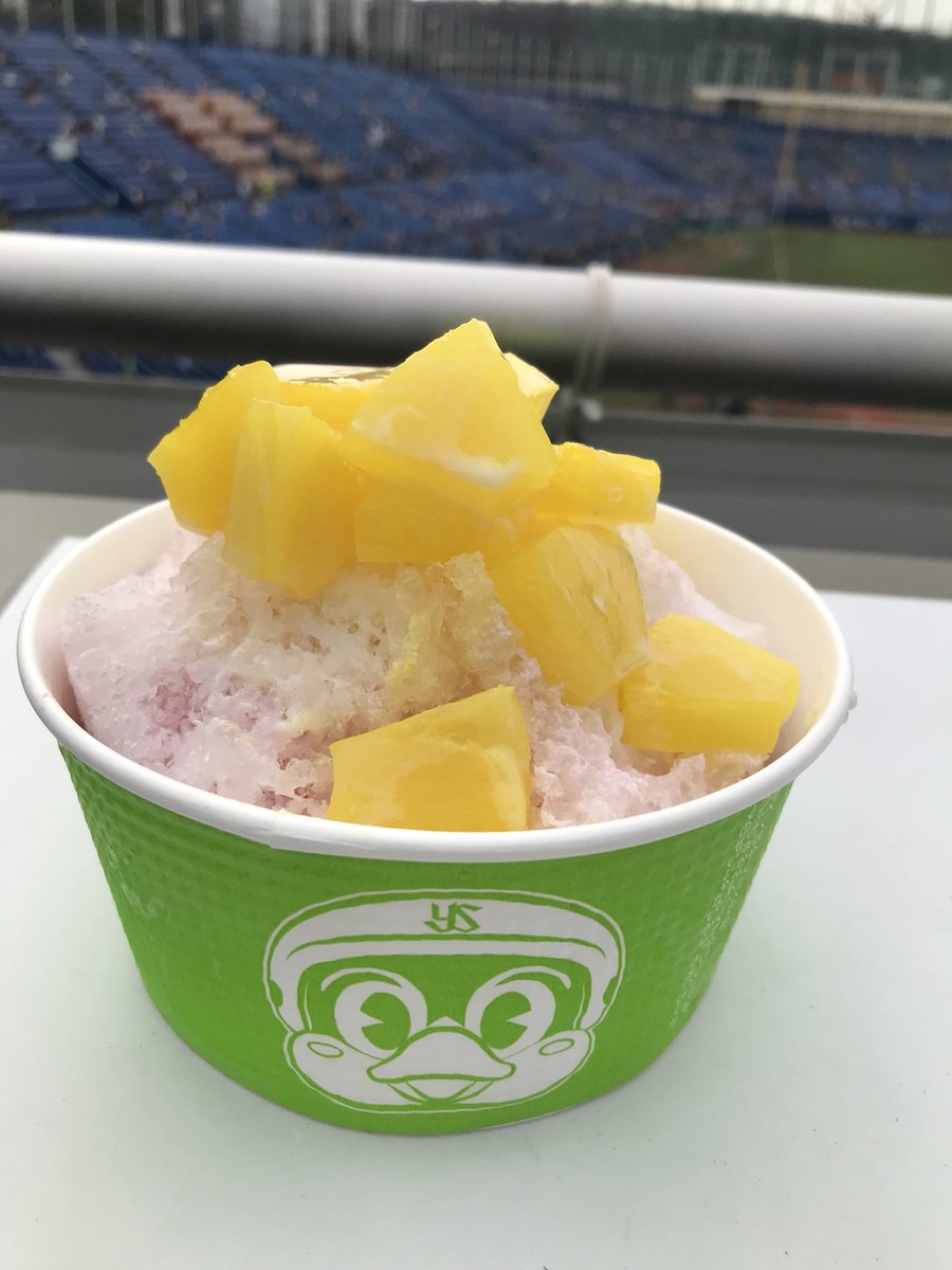 東京ヤクルトスワローズ公式 本日限定つば九郎プロデュースの 大人のかき氷 を球場正面で発売中 アルコールが入ったパインカシスかき氷を食べて 暑さを吹き飛ばそう T Co Xhrfl9iqvy