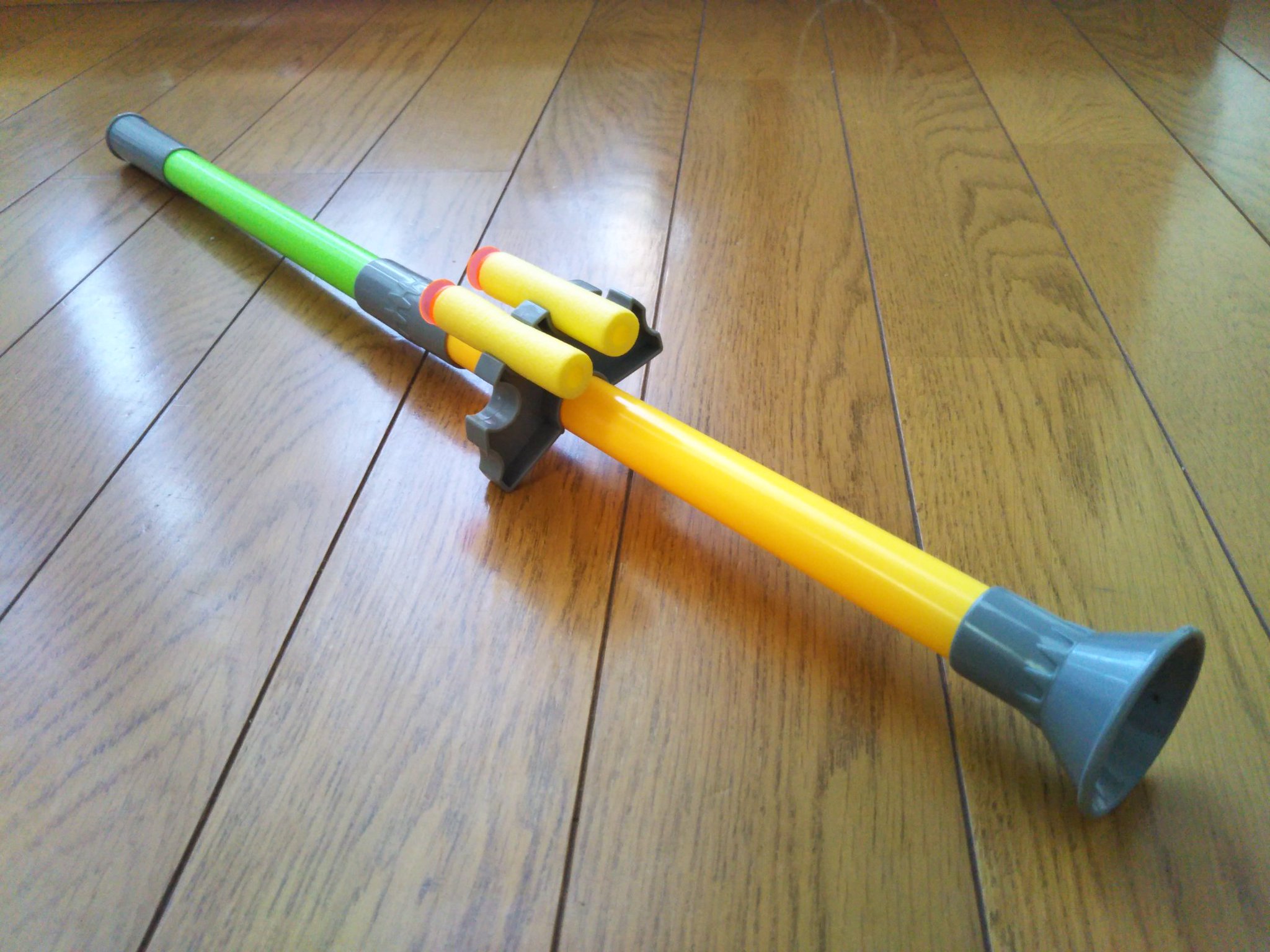 ｰｰおせんｰｰ 100均の吹き矢がこの夏我が家で大ブレイク中 窓の外側に的を貼るのは勿論 太鼓を射ればいい音なるし ヒラヒラ落ちるティッシュを射れば面白いほど吹っ飛ぶ 家中的になるものだらけ 隠密ごっこや矢文ごっこ とにかく遊び方無限大 毎日遊ん