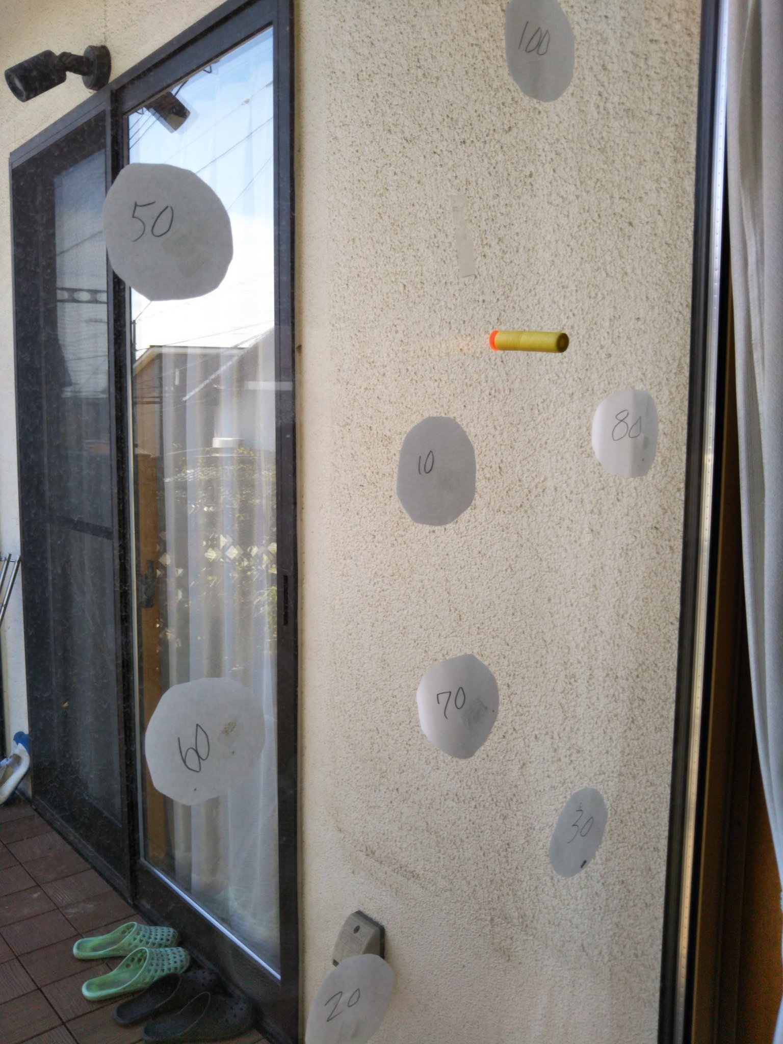 ｰｰおせんｰｰ 100均の吹き矢 がこの夏我が家で大ブレイク中 窓の外側に的を貼るのは勿論 太鼓を射ればいい音なるし ヒラヒラ落ちるティッシュを射れば面白いほど吹っ飛ぶ 家中的になるものだらけ 隠密ごっこや