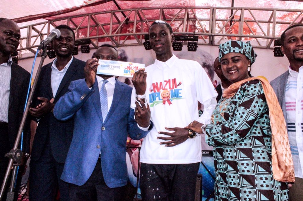 Muyumba's tweet photo. #NazuiDiplôme,Plusieurs Bourses Internationales et nationales pour les lauréats aux Examens d'Etat 2018 en RDC et pour d'autres élèves qui se sont distingués. Avec la Fondation Raison d'y Croire & le #MinEPSP @GastonMusemena, ns ns sommes investis dans la mobilisation des Bourses https://t.co/1xGskqRyGX