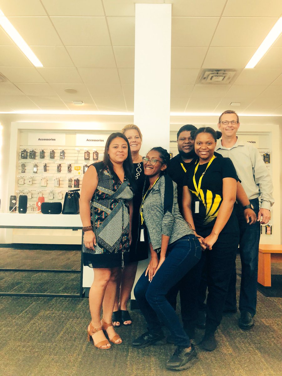 Look who got a chance to stop by our location today! @tracySprint It was a pleasure meeting you all today! Thank you for taking our feedback and making Sprint a great place to work! #WednesdayMotivation  #PerformanceMatter #Sprint #executivevisit #moneymidtown