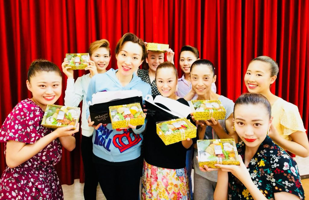 鞍馬みしろ 昨日 雪月花歌劇団雪組 レビューアニバーサリーin加賀屋 The Fifteen 稽古場での最終通し稽古が終わりました 日舞振付の門取先生からのお弁当 細山社長からのマネケンのワッフル お気遣いありがとうございました みんなでいただきました