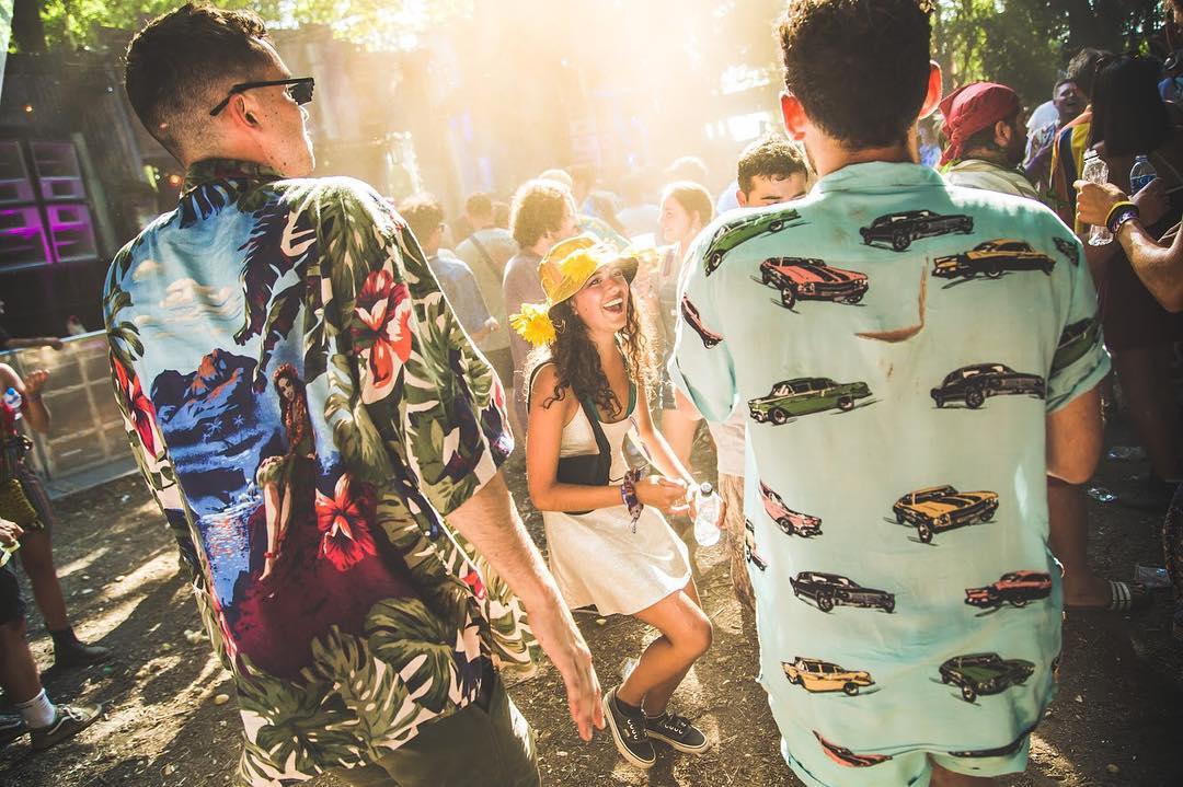 🌳 From the amazing atmosphere of being surrounded by the woods, the buzzing vibe from all the festival goers, the artistry that surrounds within all the tents and stalls, Farr Festival is definitely not one to miss <a href="/NoctisMag/">Noctis Magazine</a> noctismag.com/2018/07/19/far…