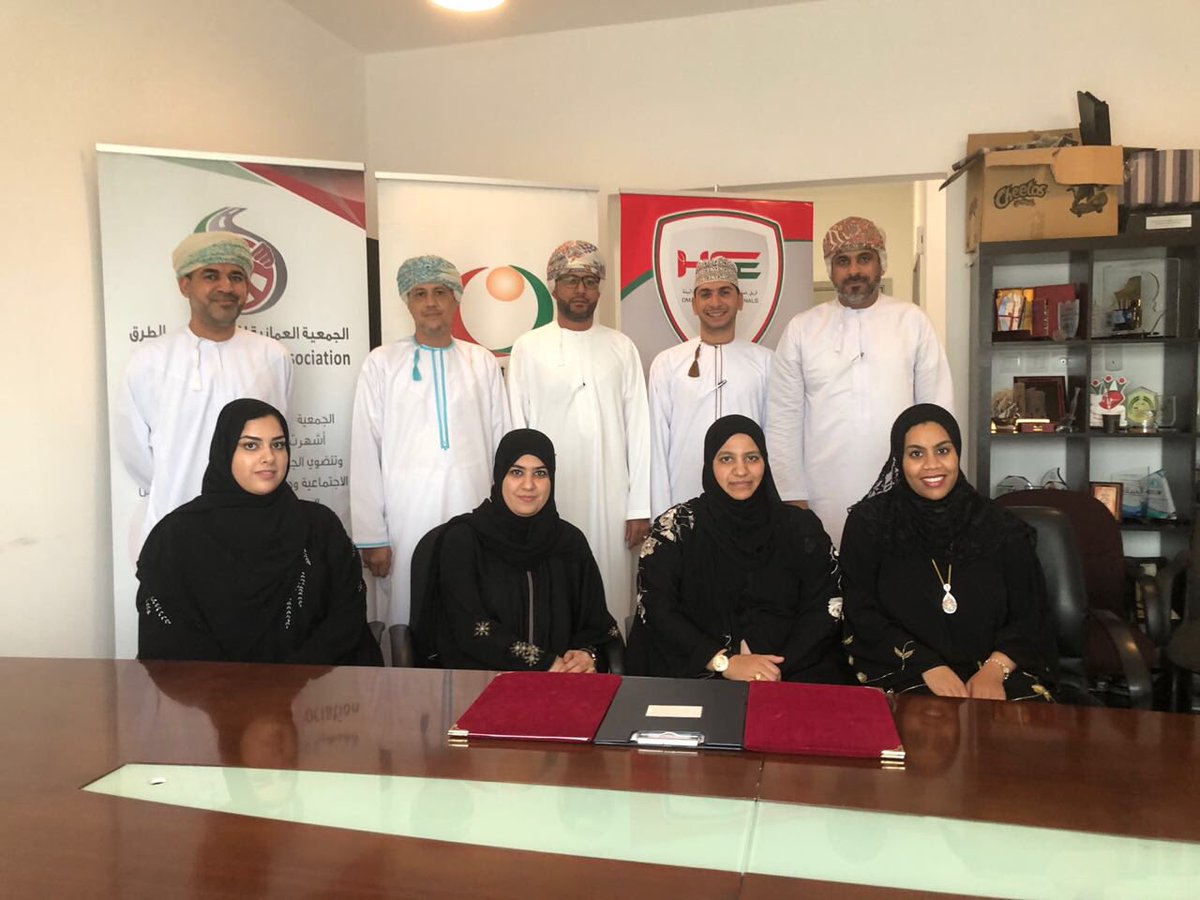 omanhseorg's tweet photo. في سبيل نشر ثقافة السلامة والصحة المجتمعية بين أفراد المجتمع، وقعت جمعية المرأة العمانية بالسيب مذكرة تعاون مع الجمعية العمانية للسلامة على الطرق وفريق عمان للسلامة والصحة المهنية والبيئة.
#23_يوليو_المجيد
#معاً_لعُمان_أكثر_أماناً
#مجتمع_واع_طريق_سالم
@OmanRoadSafety1
@owa_seeb https://t.co/L2ZfUHY37E