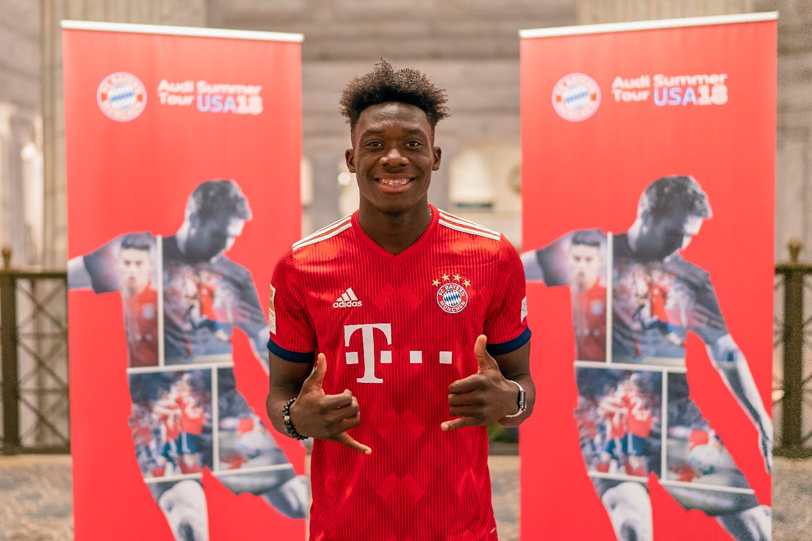 Alphonso Davies Bayern Münih'e Transferi Sonrasında Poz Veriyor