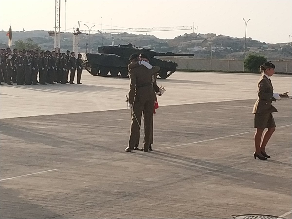 COMGEMEL_ET's tweet photo. El General de División Fernando Gutiérrez Díaz de Otazu, anterior #COMGE, recibe el título de “Cazador de Honor” de manos del Coronel Peñas, Jefe del Regimiento. #RC10 https://t.co/n5khPEs1ci