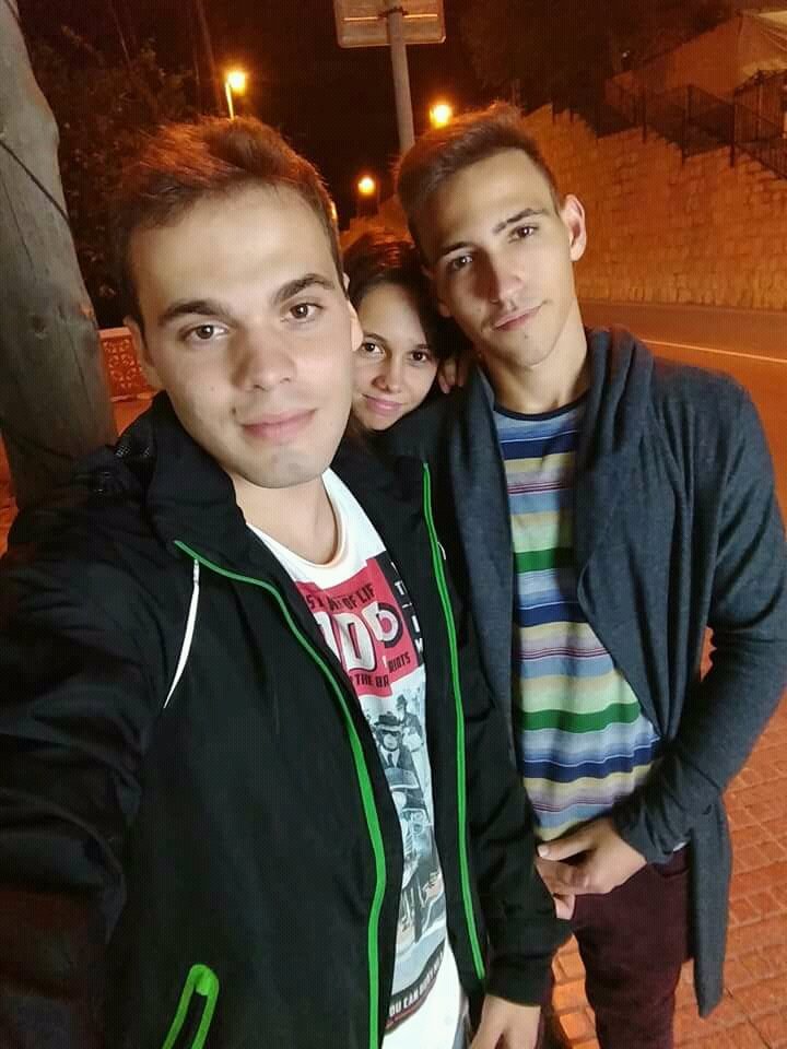 larcade__'s tweet photo. Mas que un amigo es mi hermano aunque a veces estemos enfadados y no nos queramos ver os sabéis que ninguno de los dos nos podemos separar sois mi mano derecha al chico en quien mas confió mi hermano tantas cosas que hemos vivido juntos os quiero bro.. https://t.co/VTAs3ZGreo