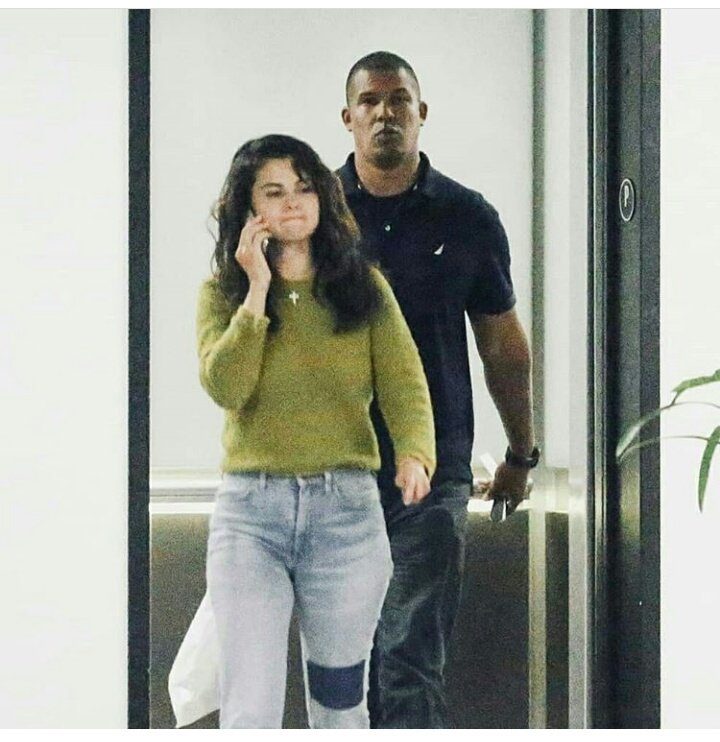 MNILAMIKEY's tweet photo. this make me happy... i'm happy to know selene went to the hospital to see to demi. https://t.co/3C0dISUedE