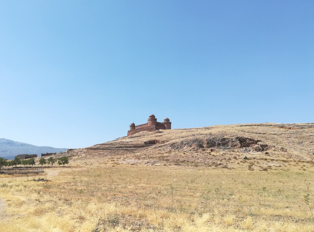 lomejorgranada's tweet photo. El Castillo de la Calahorra, el tesoro abandonado.

Construido a principios del S. XVI, pionero del estilo renacentista en la arquitectura civil española, domina las tierras del Marquesado.

#Granada #Provincia #Turismo #Calahorra #GuadixyelMarquesado https://t.co/ycP89Piv04