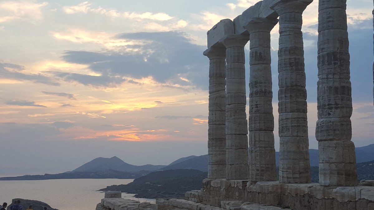 clara_muollo's tweet photo. E allora possono essere quadri questi di cielo, l’andito delle scale in penombra mentre una figura si sente più che si vede, oppure i mattoni ancor più rossi perché quasi accarezzati, come una pelle, dalla luce del tramonto.
#CapoSounion #Atene #Greece https://t.co/lxNGnsArb6