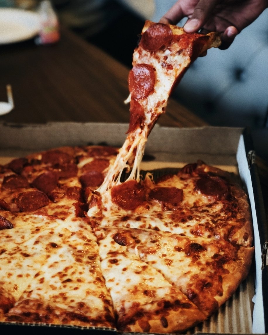 PizzaGuys's tweet photo. First Dibs! Be honest, do you choose the biggest slice in the pie? #ImAPizzaGuy #PizzaGuys #RealPizzaRealValue https://t.co/EVrMCUjF5Y