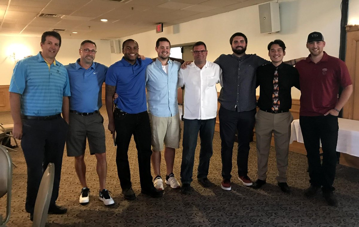 carynbrown99's tweet photo. Congrats to @NBrown141 on receiving the @WIBCA Pat Fitterer "You Gotta Love It" Award. This is a well-deserved award for the Arlington Boys Bball program with its continued efforts to make a difference in our school and communities...kudos to the entire Atown bball program! https://t.co/T5qV6GY43A