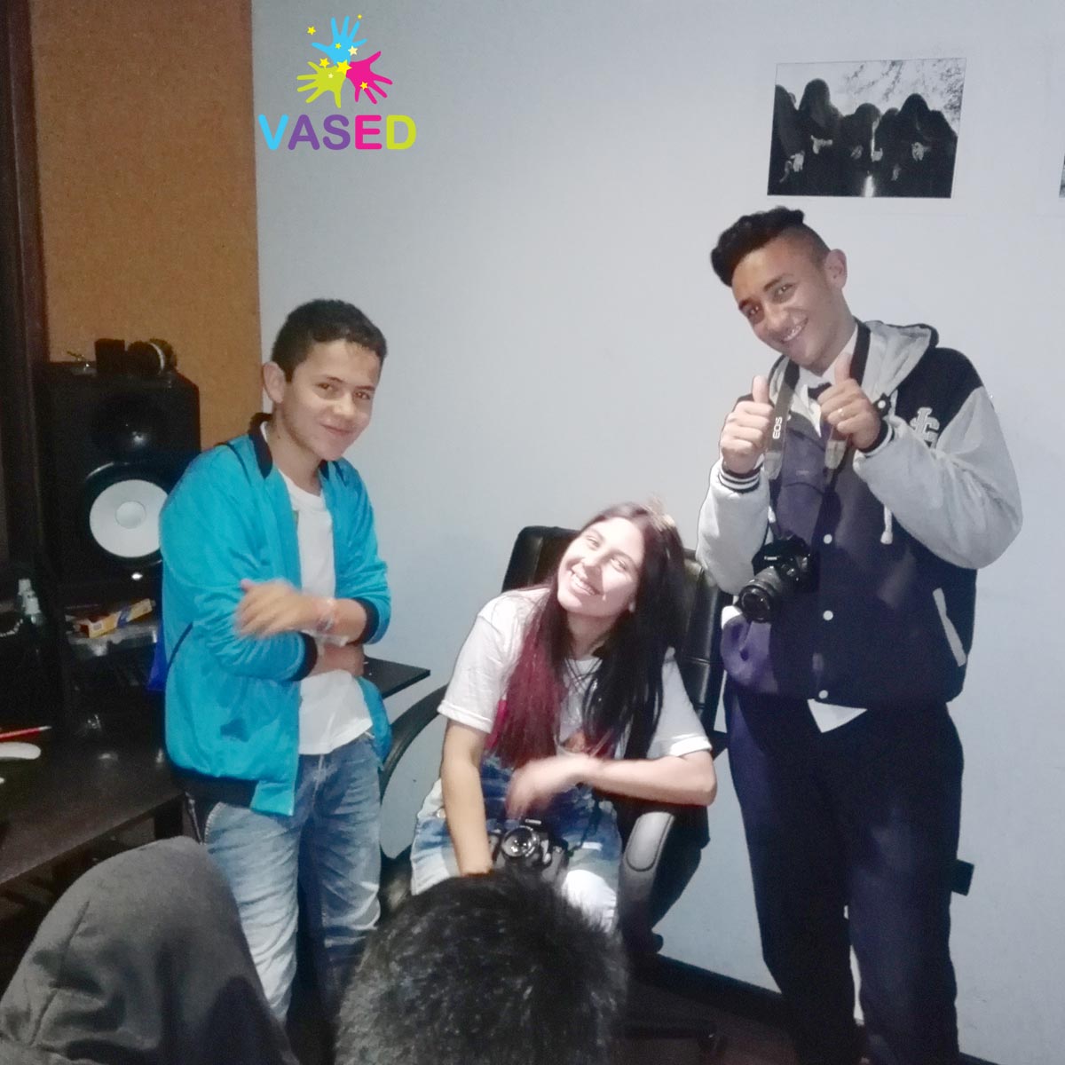 Fundacion_VASED's tweet photo. Un magnífico trabajo como el de #EcosdelaMontaña se hace en equipo, con @TiempodeJuego en @labsuka y con @SueñosFilmsColombia que produce @OjoalSancocho. Todo realizado en #IBMStudio; entre todos llevamos la prensa, radio, video y publicidad a nuestras niñas y niños y jóvenes. https://t.co/CmgQyn3GLm