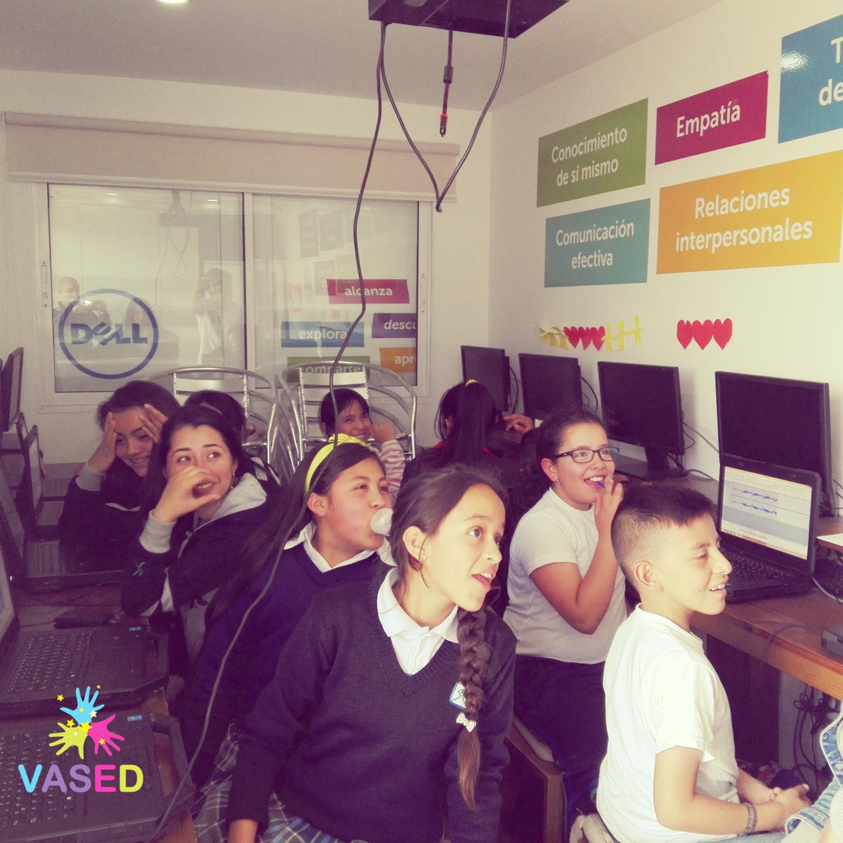Fundacion_VASED's tweet photo. Un magnífico trabajo como el de #EcosdelaMontaña se hace en equipo, con @TiempodeJuego en @labsuka y con @SueñosFilmsColombia que produce @OjoalSancocho. Todo realizado en #IBMStudio; entre todos llevamos la prensa, radio, video y publicidad a nuestras niñas y niños y jóvenes. https://t.co/CmgQyn3GLm