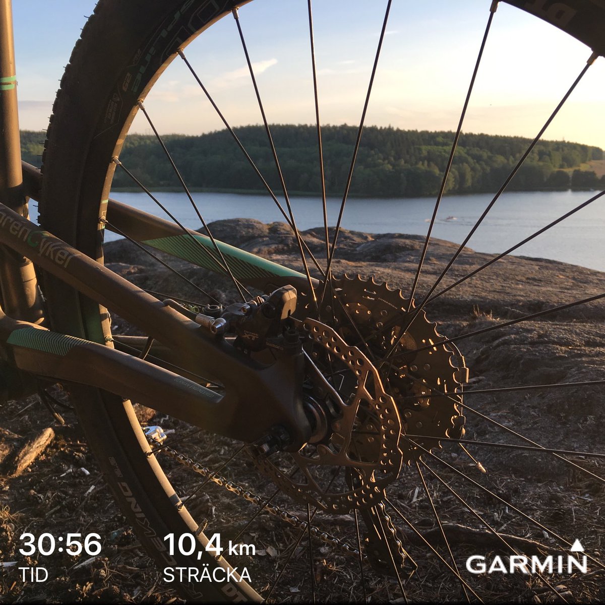 AndreasHQ's tweet photo. Rullar hem från 1h i Bikeparken ned solnedgången i ryggen #beatyesterday #garmin #rocazur https://t.co/YpoKJJHC4i
