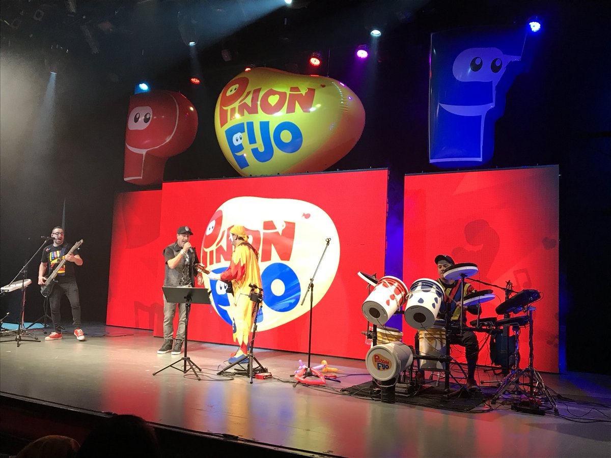 Loretheodil's tweet photo. Súper Sorpresa en la función de hoy de @pinonfijo1 en el @TeatroMetSura!!! Gracias por cantar con nosotros y pasar un momento súper divertido!!! Sos un genio @monokpg !!!! https://t.co/s638PTo9ZX