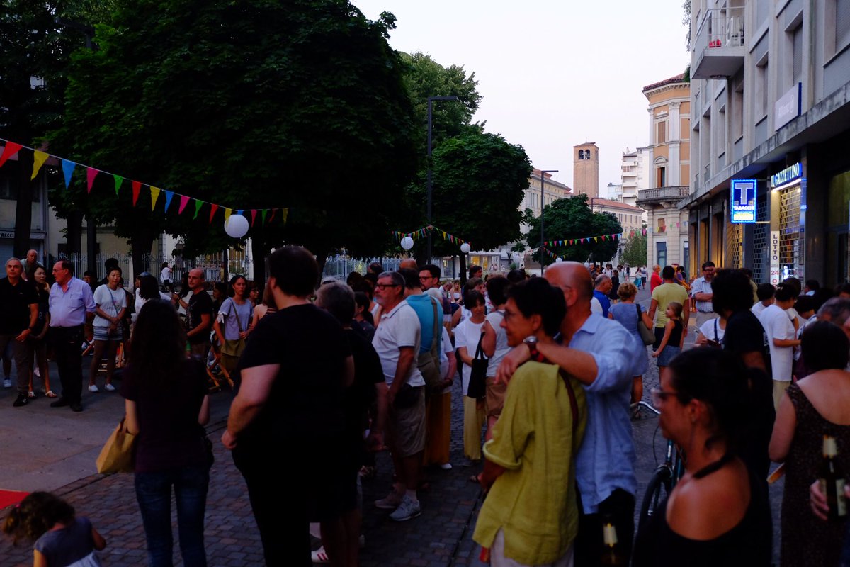 comunevenezia's tweet photo. L’assessore al Turismo, Paola Mar, alla festa dedicata al mondo orientale organizzata questa sera in #ViaVerdi nell’ambito de #LeCittàinFesta 🥁 ✨ https://t.co/Zhm6xWQzd6