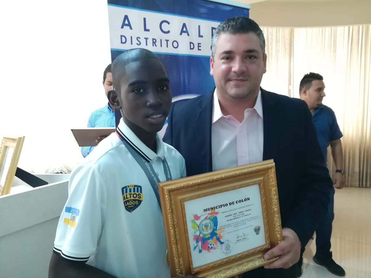 ColonAlcaldia's tweet photo. Alcalde del distrito de Colón @FedePolicani realizó agasajo y reconocimientos a los campeones  de la #CopaDisney los jovenes del nuevo equipo Altos de los lagos FC.
#GraciasCampeones
#Apoyandoeldeporte https://t.co/MfzH1DIppm