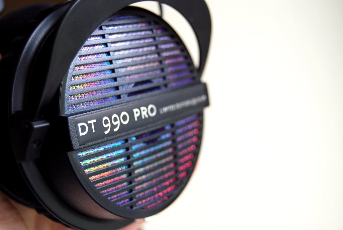 Here are some custom DT990 Pro headphones we made for Rana, complete with iridescent grill, detachable 3.5mm TRRS socket and Sapid cable for hooking up to the H2 Designs Miyo 🎧 #beyerdynamic #beyerdynamicdt990pro  #dt990pro #studioheadphones #h2designs #iridescent #dac #trrs