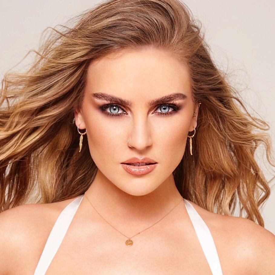 🔥 #AdamBurrell created sultry, summer looks on #PerrieEdwards with Eye-Conic in Scandalust.🔥 #MarcJacobsBeauty

#SummerMakeup #LittleMix #SummerHitsTour